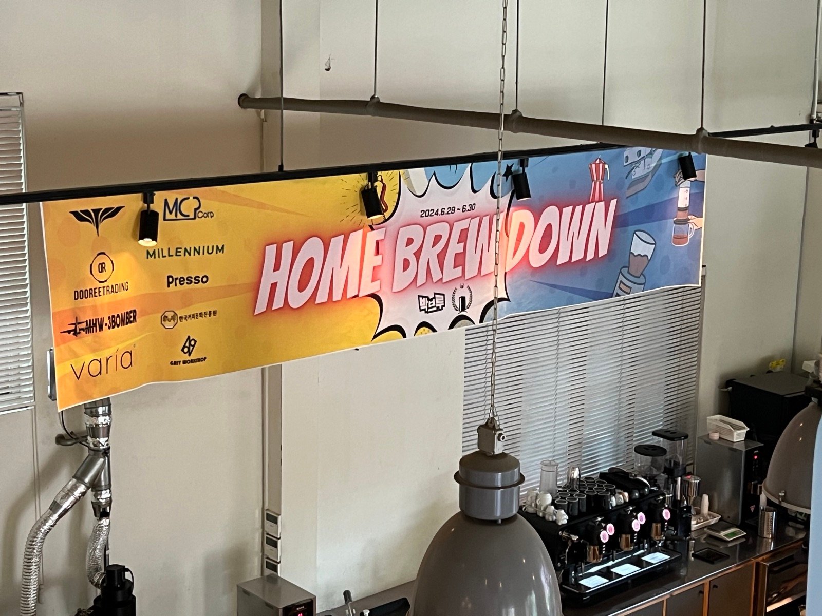 홈브루다운 시즌1 현장, 천장에 걸린 HOME BREW DOWN 배너