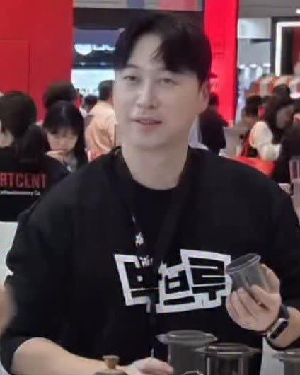 박브루 로고 티셔츠를 입고 커피 도구를 든 박브루